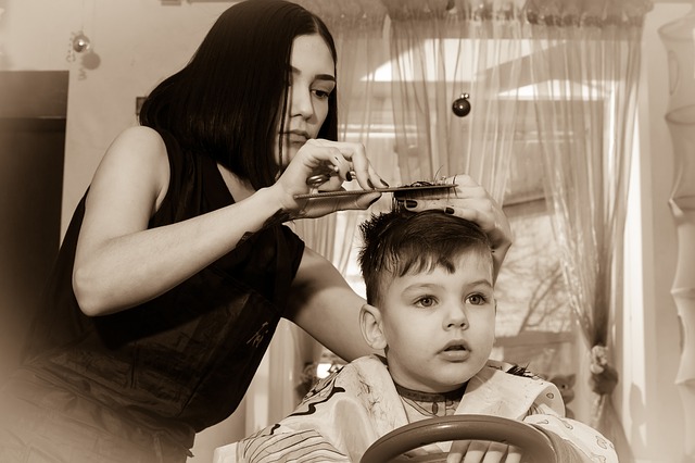 kadeřnice stříhající dítě