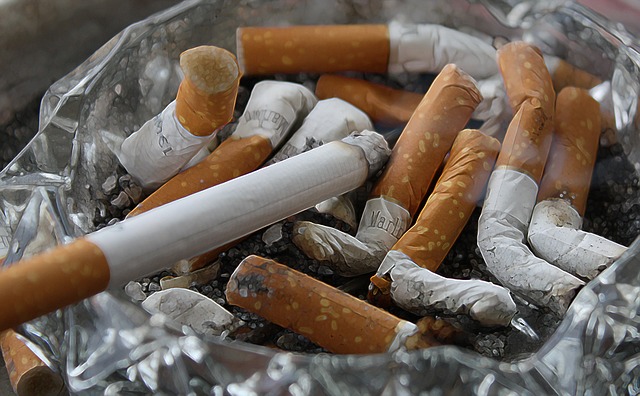 popelník s cigaretami